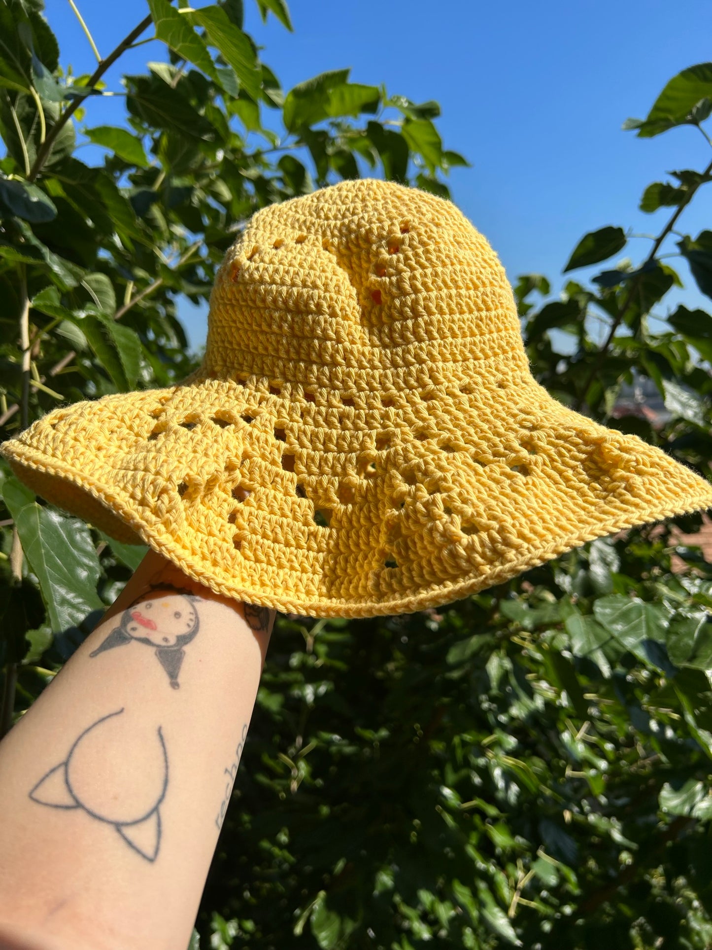 Mesh summer hat with stiff brim - more colours