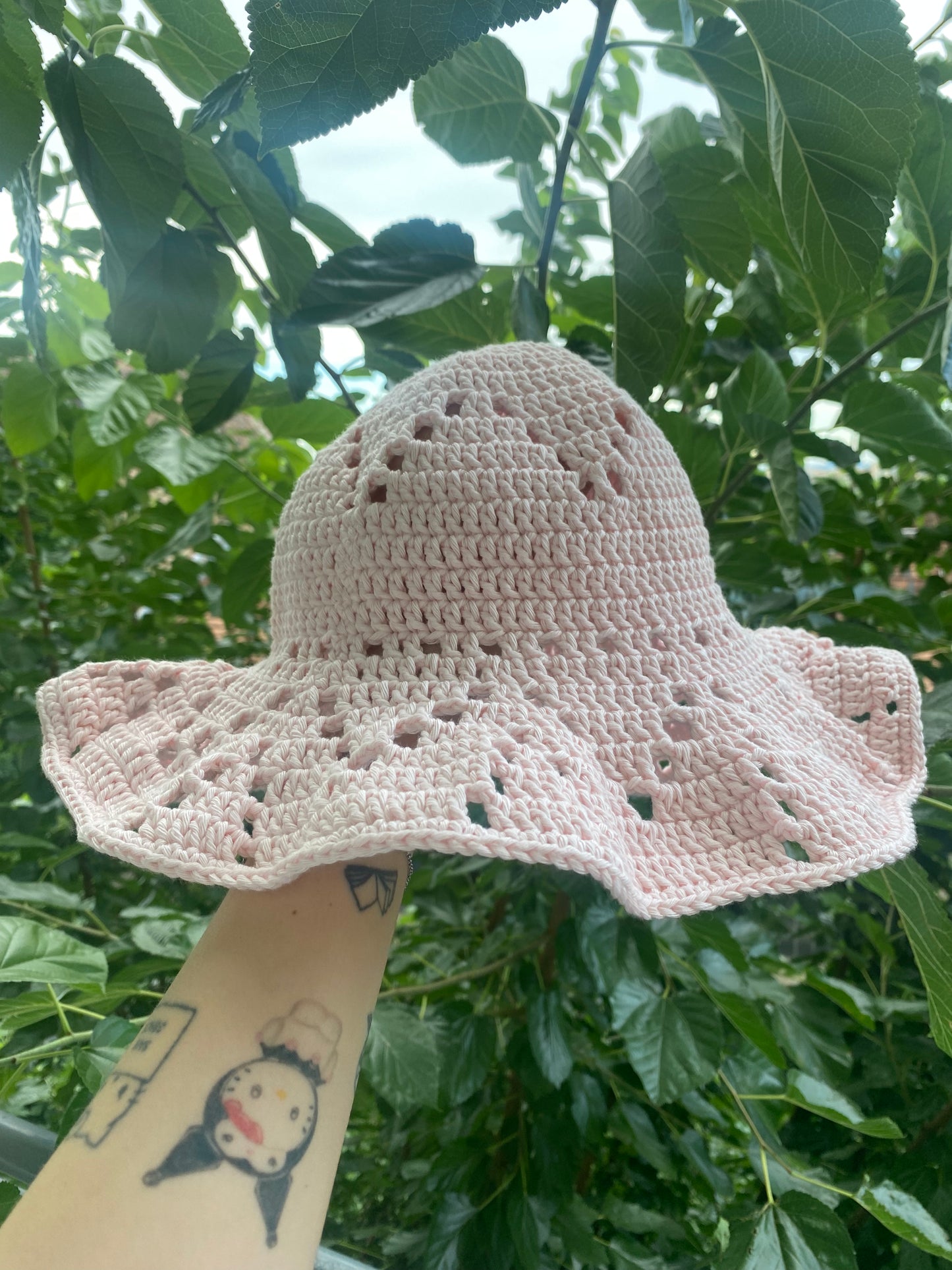 Mesh summer hat with stiff brim - more colours