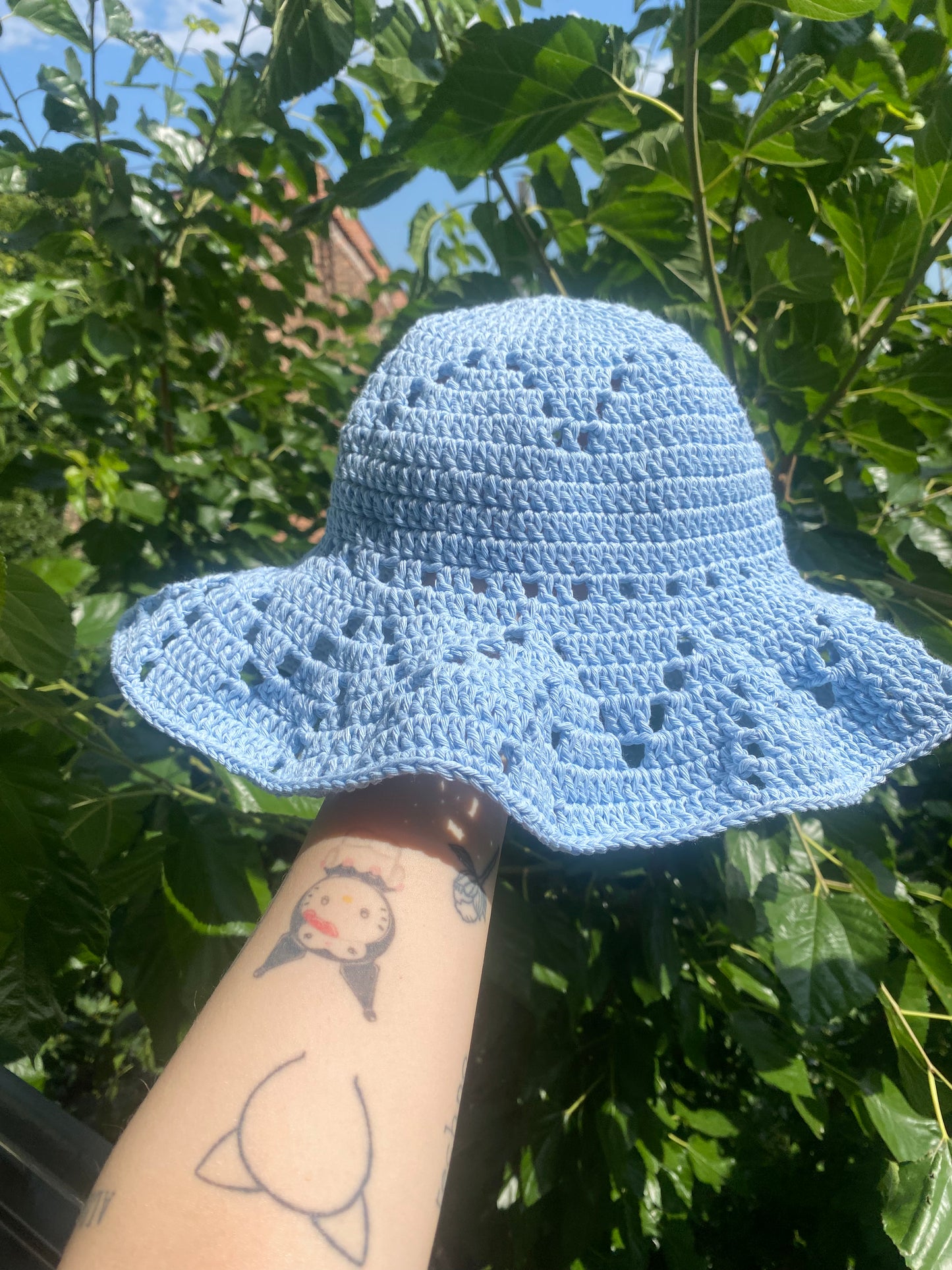 Mesh summer hat with stiff brim - more colours