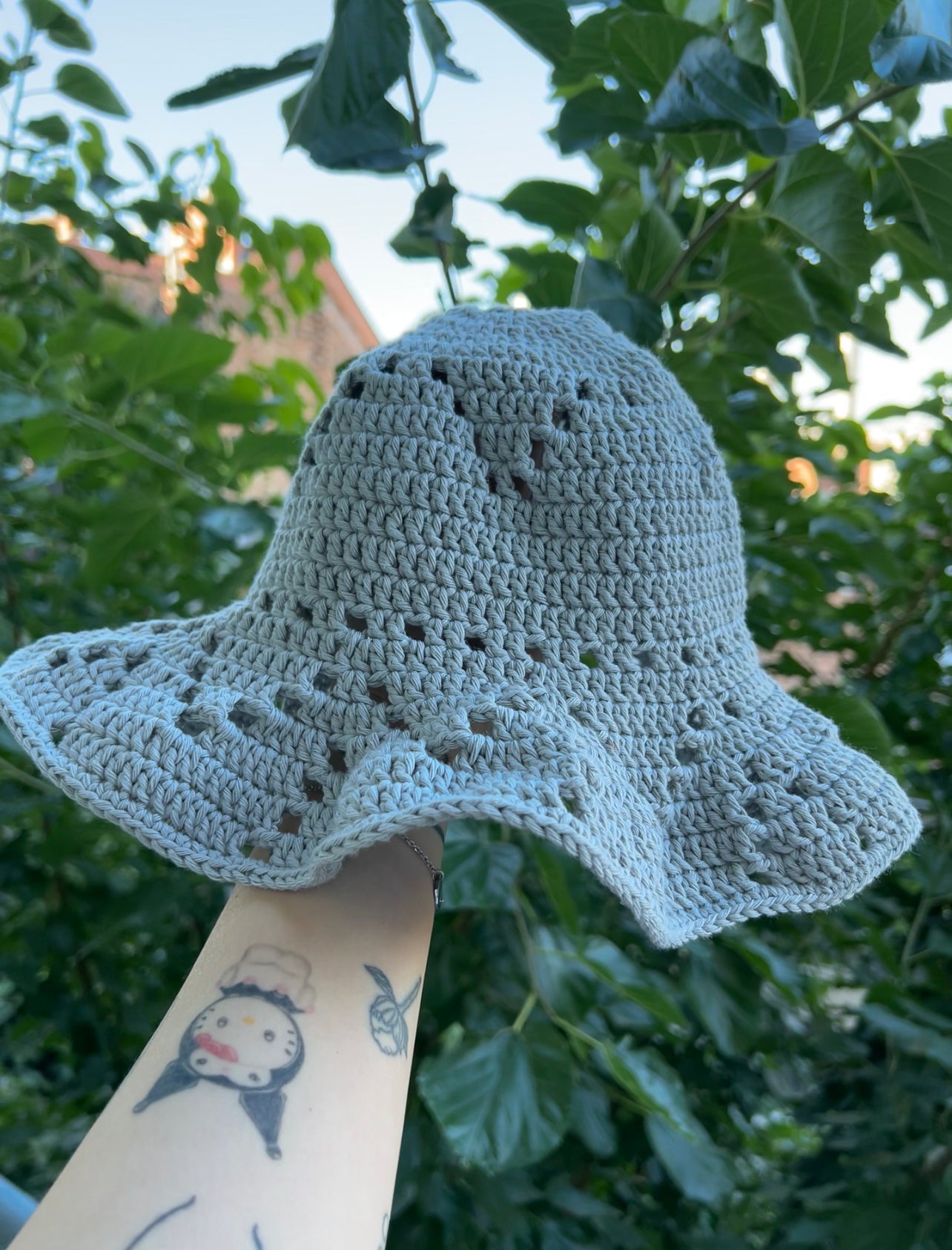 Mesh summer hat with stiff brim - more colours