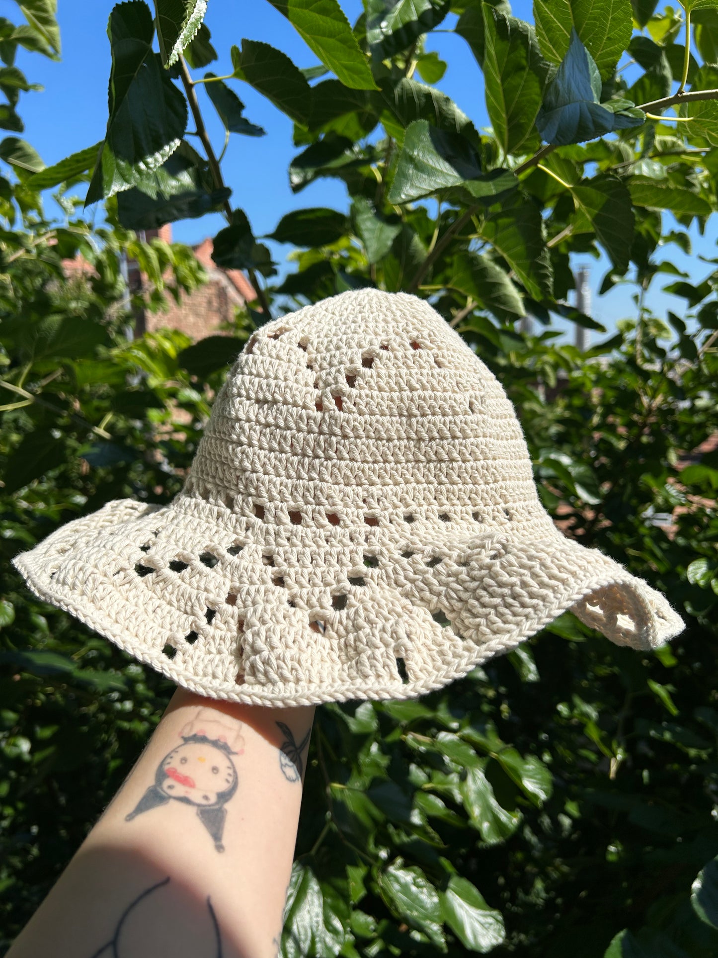 Mesh summer hat with stiff brim - more colours