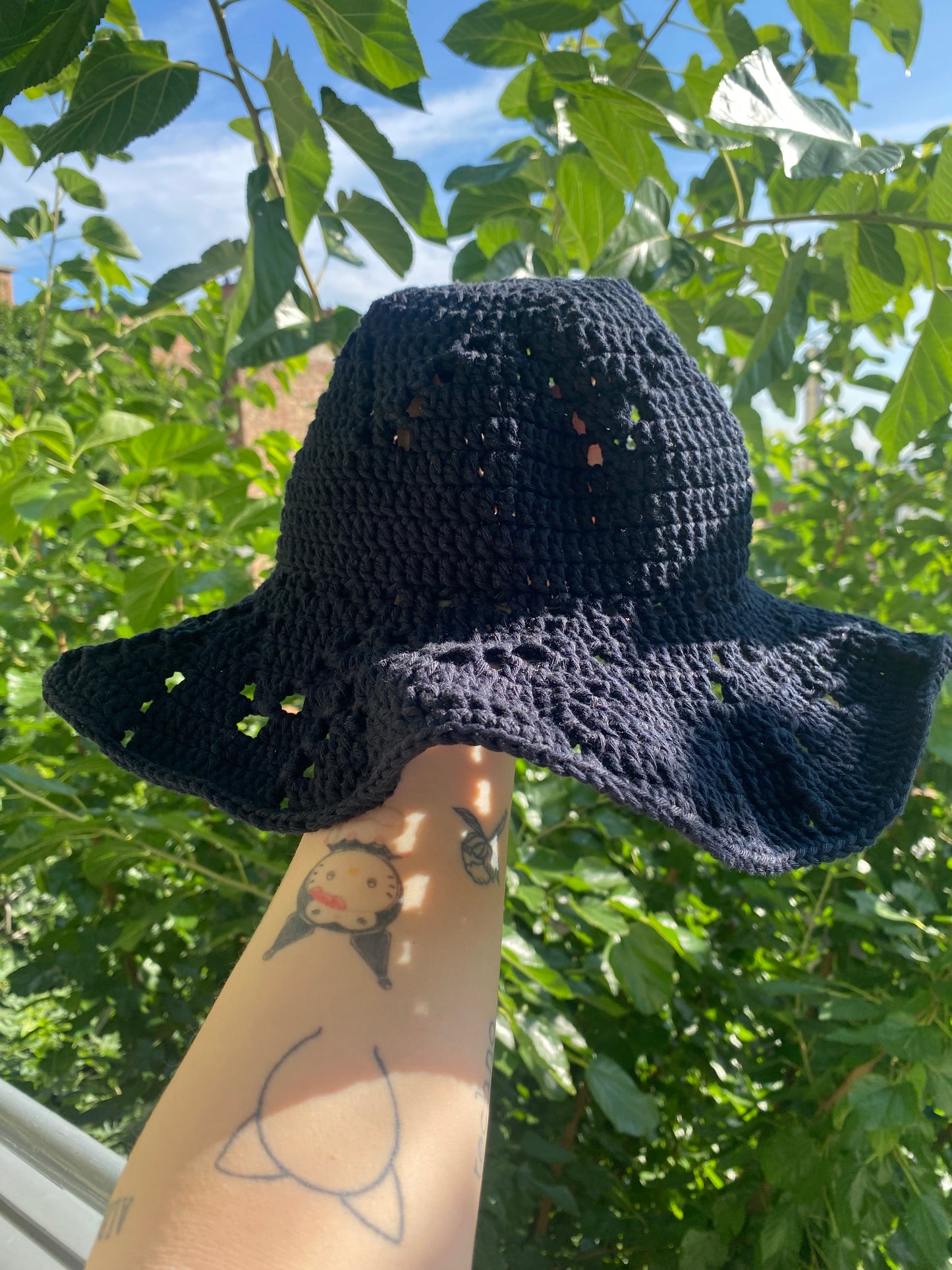 Mesh summer hat with stiff brim - more colours